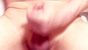 Watch Japanese gay amateurs give handjob and cumshot in this video!