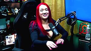 Ela ficou de quatro na mesa e empinou para o apresentador bem gostoso - bia ruiva podcast p�pum no barraco completo no red sheer