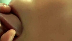 日本熟女在蒸汽淋浴中诱惑男孩幻想性交