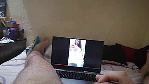 joven caliente masturbandose buscando placer y queriendo hacer el amor