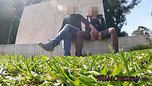 哟，看骚老师公园公共狂喷潮