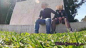 哟，看骚老师公园公共狂喷潮