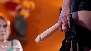 嘿，看Arian Joy和红发妹女同假屌狂欢