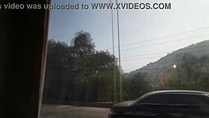 女学生在公交车上闪露内裤，对偷偷看的目光咯咯笑。就是又一天胡闹。