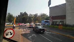 女学生在公交车上闪露内裤，对偷偷看的目光咯咯笑。就是又一天胡闹。