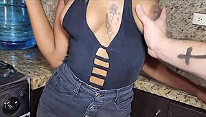 Encuentroa Mi Hermanastra Tayler En La Cocina Y Terminamos Cogiendo Duro Por El Culo