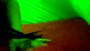 que sucio son sexy madrastra espera a su hijastro en la cama para invitarlo a tener sexo ella toca sensualmente sus tetas y nalgas para calentarse porno real casero