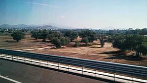 女学生在公交车上闪露内裤，对偷偷看的目光咯咯笑。就是又一天胡闹。