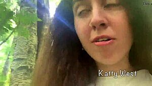 Teen flashes pussy while peeing in public park