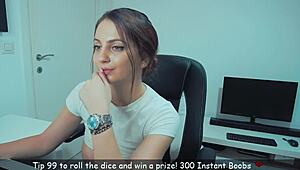 所以，这个妞在工作中穿着cosplay自慰。