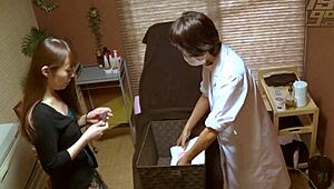 该死，这个GoGo按摩女孩犹豫着用玩具高潮！