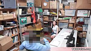 天哪超可爱娇小18+妹子被商场保安狠干骚逼！