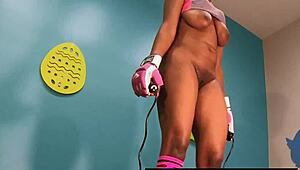 黑妞MsNovember健身房裸跳绳巨乳下垂屁股晃荡