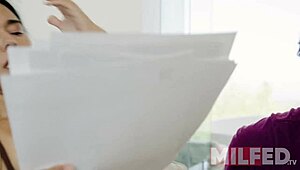 火辣继母，我边摸奶边帮继子学习