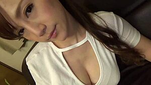 我无法忘记这个日本美女的巨乳在行动中！