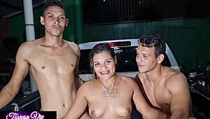 Tigresa VIP vai ao vivo com dois caras dotados, rola dupla penetração e muito anal