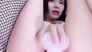 中国摄像头女孩荡妇在原始动作中展示