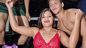 Tigresa VIP vai ao vivo com dois caras dotados, rola dupla penetração e muito anal