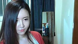 最可愛韓國網路攝影機女孩在熱辣獨奏中展示魅力