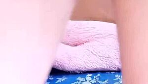 中国摄像头女孩荡妇在原始动作中展示