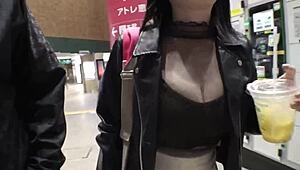 哟，看这对G杯天然大奶撸硬屌到边缘！