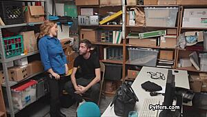 omg, this lucky thief bangs a horny milf security guard! 😍