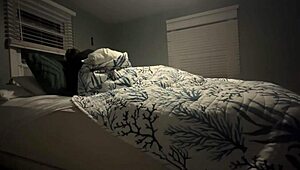 后妈让我睡在她床上