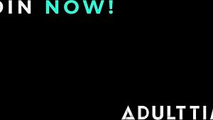 哇！熟女Charlie Forde把继女男友困逆向轮奸！