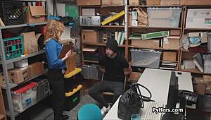 omg, this lucky thief bangs a horny milf security guard! 😍