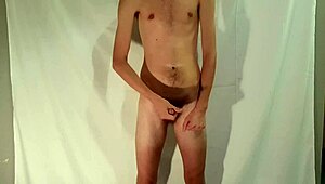 娇小18+ Joe Nuts看gay片后撸大屌