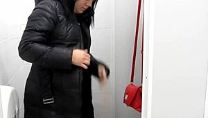 和性感熟女在公共厕所和家里的野性尿尿恋物