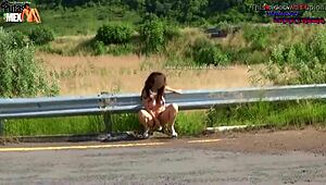 惊人！Danna Hot 全裸在大街上尿尿，大奶晃动