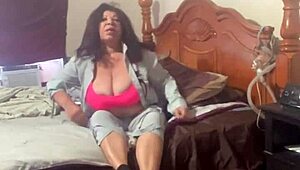 i'm dedeando this rico pussy with big tits.