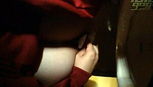 哇，曲线玲珑的18+少女在厕所摄像头高清捕捉！