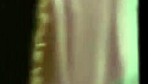 donna, lascia la finestra aperta, ti filmo mentre fai la doccia nuda