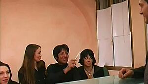 潜入这个婊子经纪公司的巨大群交，在完整复古电影中