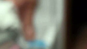 donna, lascia la finestra aperta, ti filmo mentre fai la doccia nuda