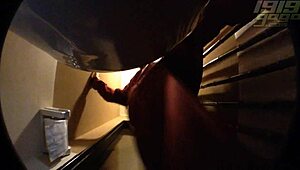 哇，曲线玲珑的18+少女在厕所摄像头高清捕捉！