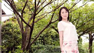 嘿，看美竹千里第一次人妻纪录片拍摄！😍