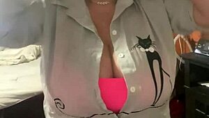 i'm dedeando this rico pussy with big tits.