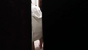 donna, lascia la finestra aperta, ti filmo mentre fai la doccia nuda