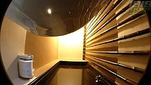 哇，曲线玲珑的18+少女在厕所摄像头高清捕捉！