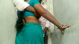 Desi village aunty gets pussy eaten by boyfriend outdoors