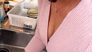 大胆日本妻子朋友Kaho Tamashiro猛操野性内射