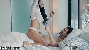 Eroticax用大奶晨间口交叫醒他？