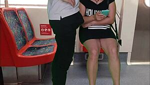 uma garota sem calcinha no trem fez uma punheta pra um estranho e chupou em público sem vergonha.