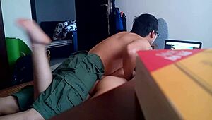 越南男友偷藏摄像头全捕捉