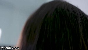 Eroticax用大奶晨间口交叫醒他？