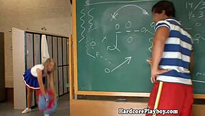 柔软啦啦队妹子猛操猛吸大屌