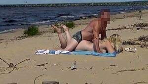 哇！大屁股妈妈在海滩上全穴被操